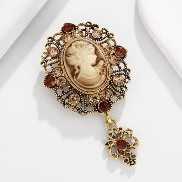✨Anthropologie Gwyneth Vintage Style Victorian Brooch - Picture 3 of 6